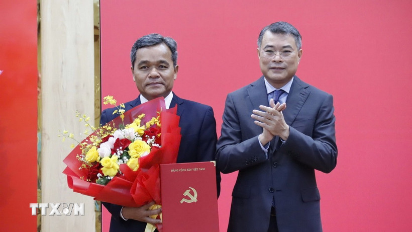 Đồng chí Lê Minh Hưng, Ủy viên Bộ chính trị, Bí thư Trung ương Đảng, Trưởng Ban Tổ chức Trung ương trao Quyết định cho ông Hồ Văn Niên, Bí thư Tỉnh ủy Quảng Ngãi. (Ảnh: Cao Nguyên/TTXVN)