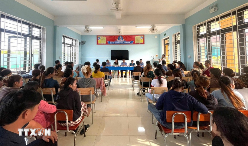 Buổi làm việc giữa Sở Giáo dục và Đào tạo tỉnh Quảng Trị, các ngành có liên quan với phụ huynh học sinh trường PTDT bán trú Tiểu học Kim Thủy. (Ảnh: TTXVN phát)