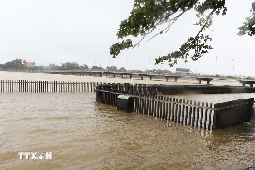 Cầu đi bộ ven bờ Nam sông Hương, thành phố Huế đã bị ngập lụt do lũ vượt báo động 1 trong sáng 22/10. (Ảnh: Nguyên Lý/TTXVN)
