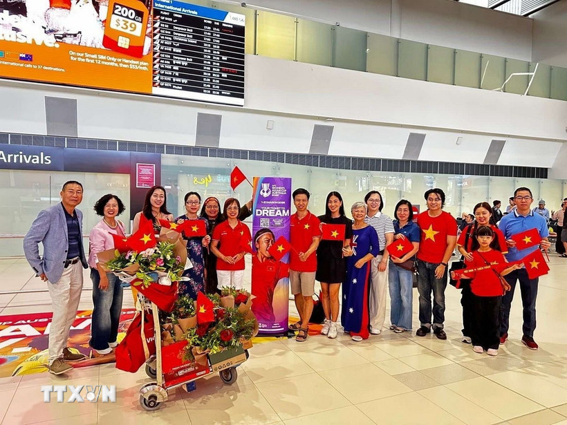 Tổng Lãnh sự Việt Nam tại Perth Nguyễn Thanh Hà (thứ tư từ trái sang) cùng đại diện cộng đồng người Việt đón đội tuyển bóng đá nữ Việt Nam tại sân bay Perth sáng 28/2/2026. (Ảnh: Thanh Tú/TTXVN)