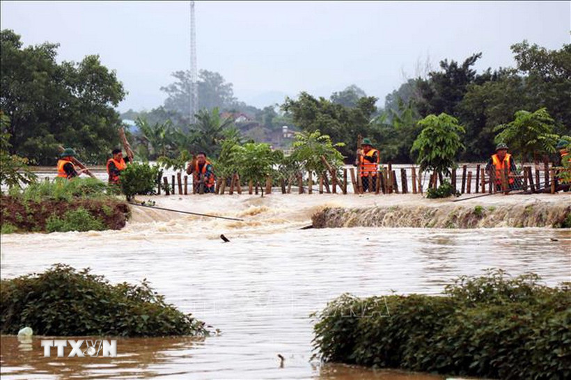 Đoạn đê bối sông Cầu bị vỡ tại khu vực Tổ 33, phường Phan Đình Phùng, ngày 1/10/2025. (Ảnh: Trần Trang/TTXVN)