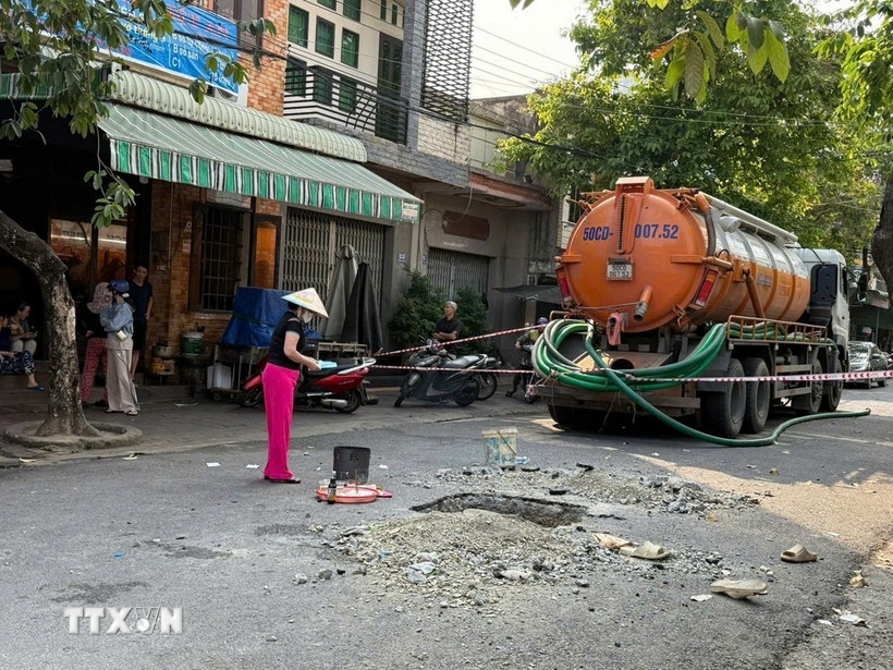 Hố ga ở cổng chợ Ngọc Hà, khu phố Ngọc Hà, phường Phú Mỹ nơi 2 công nhân tử vong do bị ngạt khí. (Ảnh: TTXVN phát
