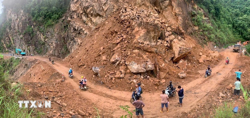 Vị trí Km110+900, Quốc lộ 4G, địa phận xã Sốp Cộp, tỉnh Sơn La, thông xe tạm thời sau nhiều ngày bị ách tắc giao thông do sạt lở đá. (Ảnh: TTXVN phát)