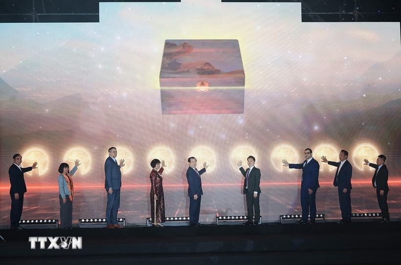 Các đại biểu thực hiện nghi lễ khai mạc FESTIVAL Thu Hà Nội lần thứ 3. (Ảnh: Hoàng Hiếu/TTXVN)