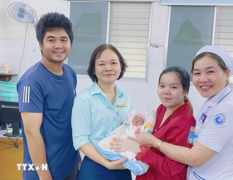 Bé sơ sinh được xuất viện trong niềm vui của gia đình và đội ngũ y bác sỹ. (Ảnh: TTXVN phát)