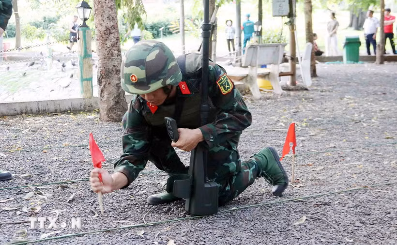 Khảo sát, dò tìm nơi chôn cất liệt sỹ hi sinh trong Chiến dịch Mậu Thân 1968 Lực lượng công binh triển khai công tác dò tìm, làm sạch thiết bị, vật liệu nổ tại khu vực khảo sát, thăm dò hài cốt liệt sỹ. (Ảnh: Xuân Khu/TTXVN)
