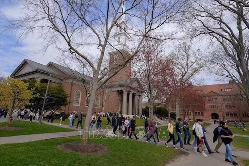 Sinh viên tại Đại học Harvard ở Cambridge, bang Massachusetts, Mỹ. (Ảnh: REUTERS/TTXVN)