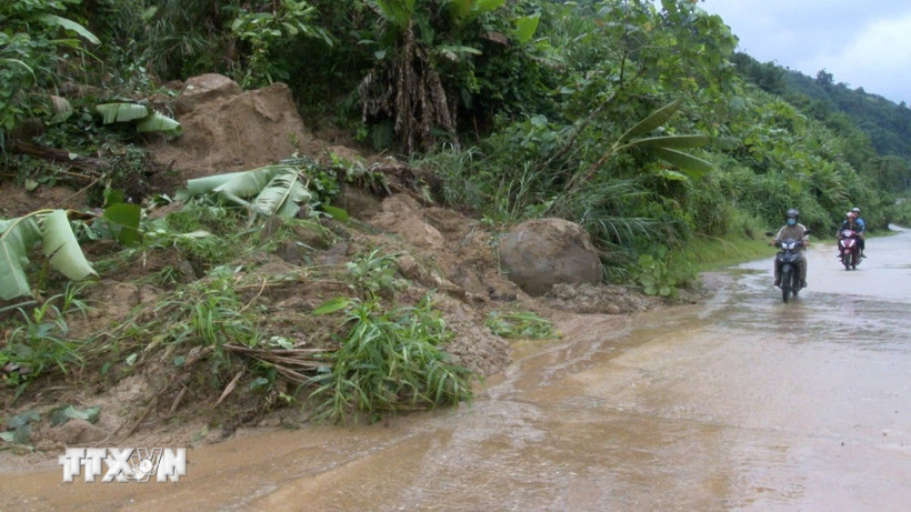 Sạt lở tại Quốc lộ 40B địa phận xã Nam Trà My, thành phố Đà Nẵng. (Ảnh: TTXVN phát)