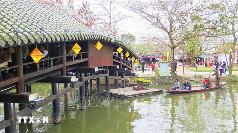 Cầu ngói Thanh Toàn là điểm du lịch nổi tiếng bởi kiến trúc cổ độc đáo. (Ảnh: Tường Vi/TTXVN)