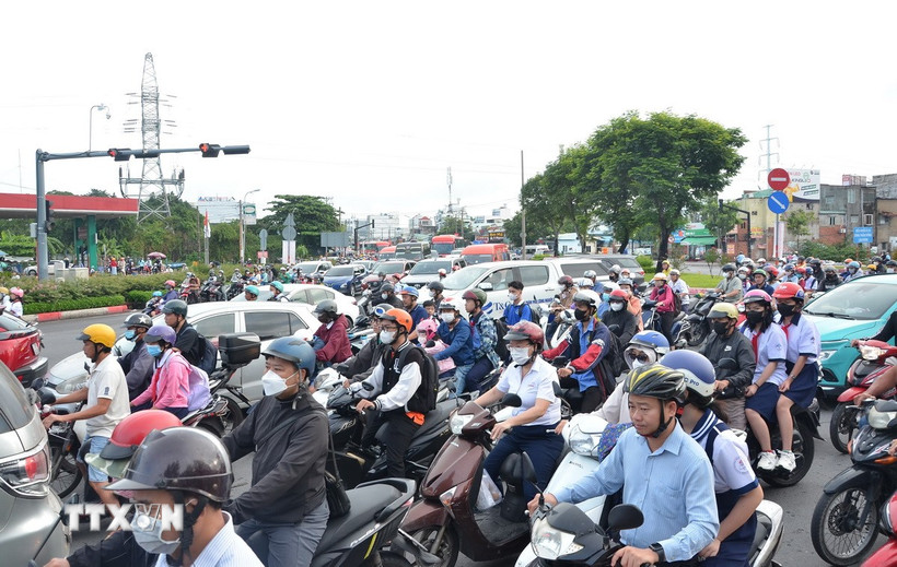 Vòng xoay khu vực Bình Triệu dày đặc các phương tiện. (Ảnh: Linh Sơn/TTXVN)