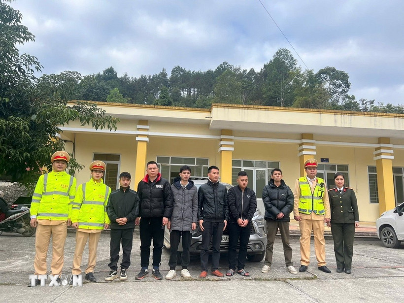 Các đối tượng có quốc tịch nước ngoài, không xuất trình được giấy tờ nhập cảnh hợp pháp vào Việt Nam. (Ảnh: TTXVN phát)