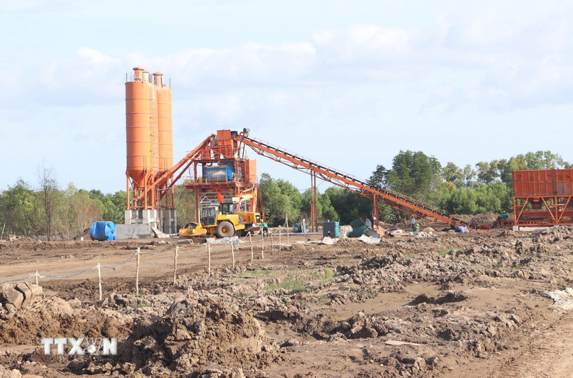 Triển khai các hạng mục trên công trình cao tốc Cà Mau-Đất Mũi. (Ảnh: Tuấn Phi/TTXVN)