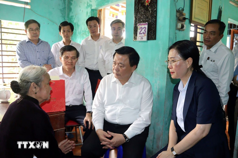 Đồng chí Nguyễn Xuân Thắng đến thăm, tặng quà vợ liệt sĩ Đoàn Bưởi ở thôn Vạn An 3, xã Tư Nghĩa. (Ảnh: Cao Nguyên/TTXVN)