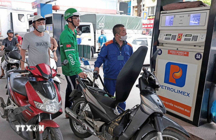 Mua bán xăng, dầu tại một cửa hàng trên địa bàn Hà Nội. (Ảnh: Trần Việt/TTXVN)