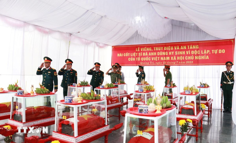 Lễ viếng, truy điệu và an táng 12 hài cốt liệt sĩ. (Ảnh: Tường Vi/TTXVN)