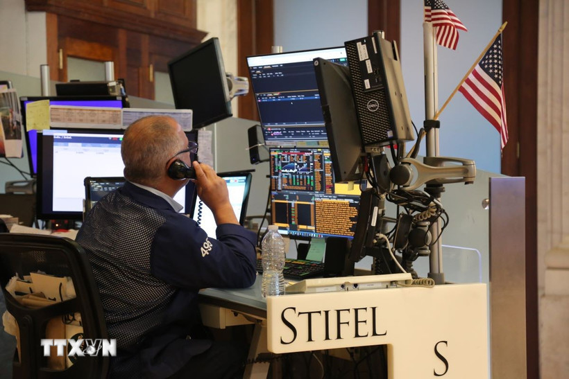 Giao dịch viên tại sàn chứng khoán New York, Mỹ. (Ảnh: THX/TTXVN) 