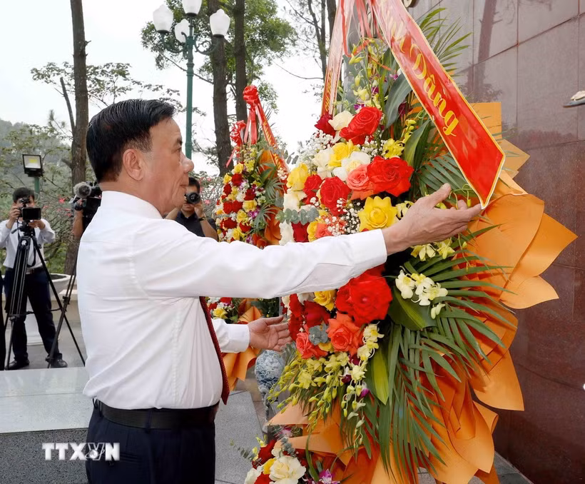 Thường trực Ban Bí thư Trần Cẩm Tú dâng hoa tại Khu mộ Tổng Bí thư Trần Phú, xã Đức Thọ, tỉnh Hà Tĩnh. (Ảnh: Phương Hoa/TTXVN)