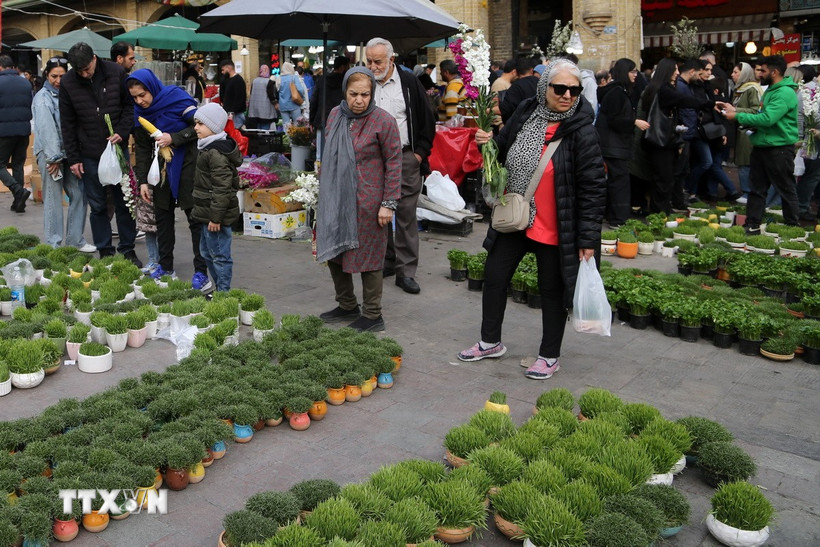 Người dân mua sắm tại một khu chợ ở Tehran, Iran, ngày 19/3/2026. (Ảnh: THX/TTXVN)