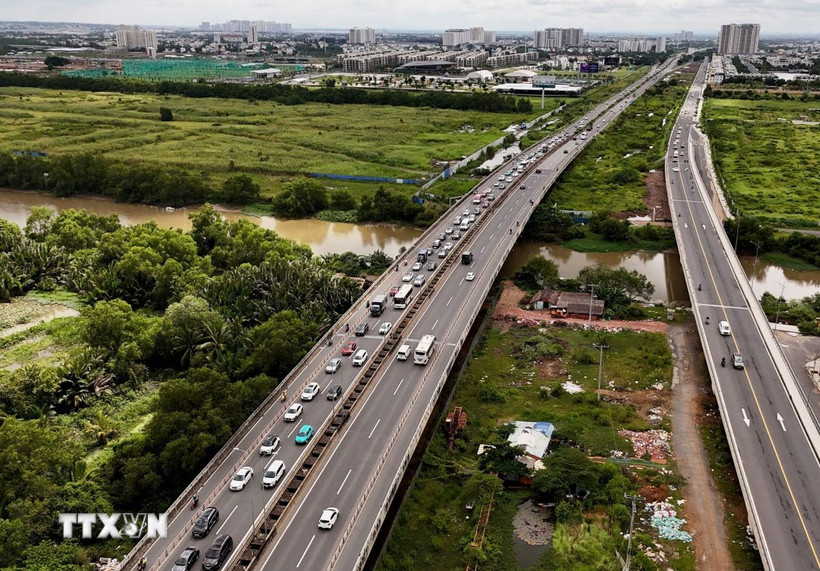Đường dẫn cao tốc Thành phố Hồ Chí Minh - Long Thành (bên trái) từ nút giao An Phú, thành phố Thủ Đức. (Ảnh: Hồng Đạt/TTXVN) 