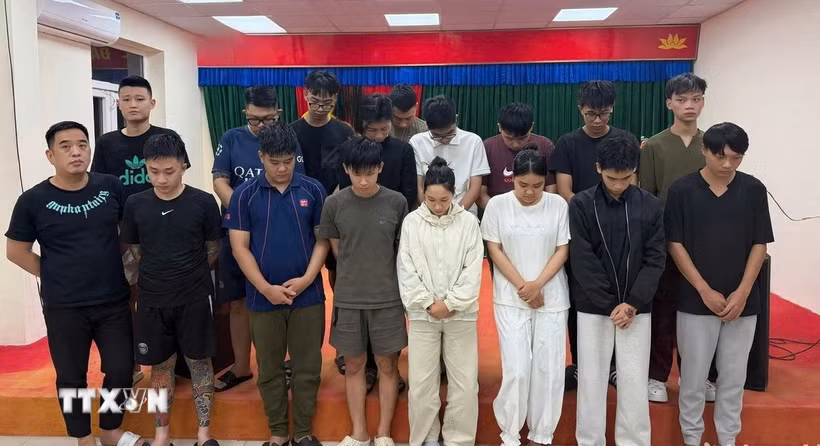 Các đối tượng tại cơ quan Công an. (Ảnh: TTXVN phát)