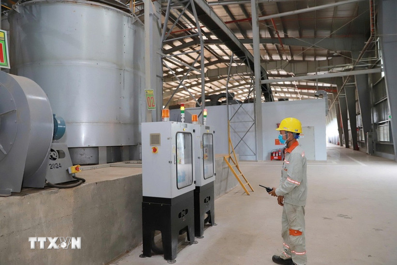 Công nhân điều hành dây chuyền sản xuất tại Nhà máy nhiên liệu sinh khối EREX SAKURA Tuyên Quang. (Ảnh: Hoàng Hải/TTXVN)