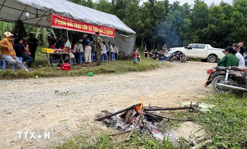 Quá bức xúc với mùi hôi thối từ trang trại lợn Công ty Cổ phần Đầu tư quốc tế ASEAN nên người dân thôn Lâm Chính, xã Thanh Quân (Thanh Hóa) lập lán phản đối. (Ảnh: Việt Hoàng/TTXVN)