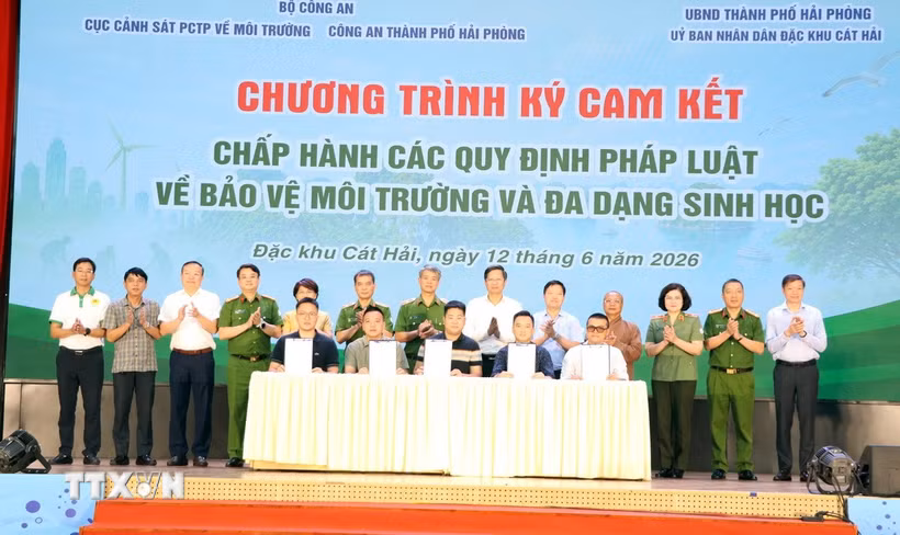 Đại diện các hộ kinh doanh, khai thác thủy sản ký cam kết chấp hành các quy định pháp luật về bảo vệ môi trường và đa dạng sinh học. (Ảnh: Mạnh Tú/TTXVN)