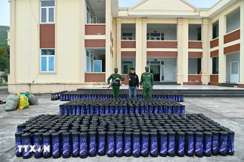 Đối tượng Phạm Đình Đạt và tang vật hơn 1.300 bình khí cười. (Ảnh: TTXVN phát)