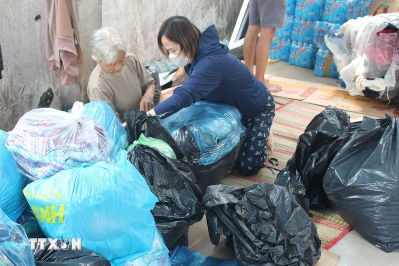 Hàng hóa được phụ nữ xã Hàm Tân, tỉnh Lâm Đồng phân loại, đóng gói trước khi gửi đồng bào miền Trung. (Ảnh: Hồng Hiếu/TTXVN)