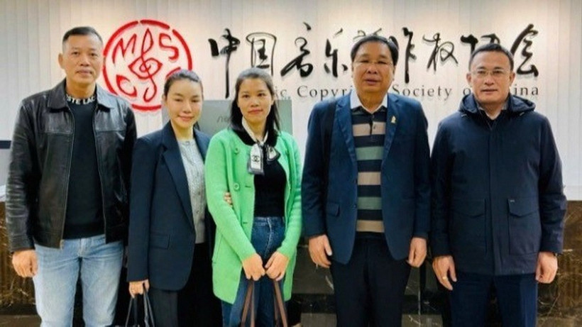 Tổng Giám đốc Trung tâm Bảo vệ Quyền tác giả Âm nhạc Việt Nam Đinh Trung Cẩn (thứ hai từ phải sang) tại cuộc họp của Liên minh Quốc tế các Hiệp hội những Nhà Soạn nhạc và Lời, tổ chức tại Bắc Kinh, Trung Quốc, tháng 10/2025. (Ảnh: Báo Nhân dân)