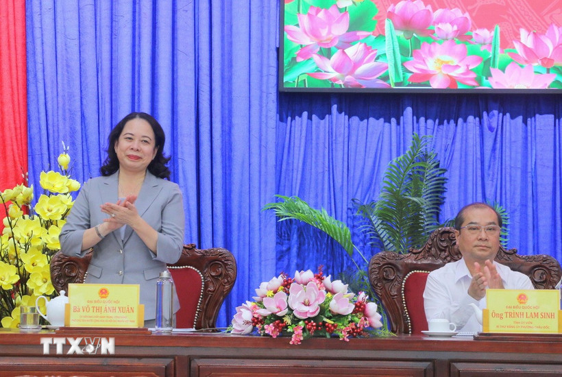 Phó Chủ tịch nước Võ Thị Ánh Xuân tại buổi tiếp xúc cử tri phường Long Xuyên (tỉnh An Giang). (Ảnh: Công Mạo/TTXVN)