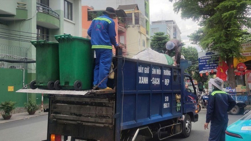 Công nhân ngành môi trường thu gom rác sinh hoạt tại phường Tân Bình, TPHCM. (Ảnh SGGP)