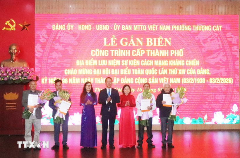 Lãnh đạo phường Thượng Cát (Hà Nội) trao quyết định gắn biển cho đại diện các gia đình và tổ dân phố Hoàng Xá. (Ảnh: Nguyễn Cúc/TTXVN)