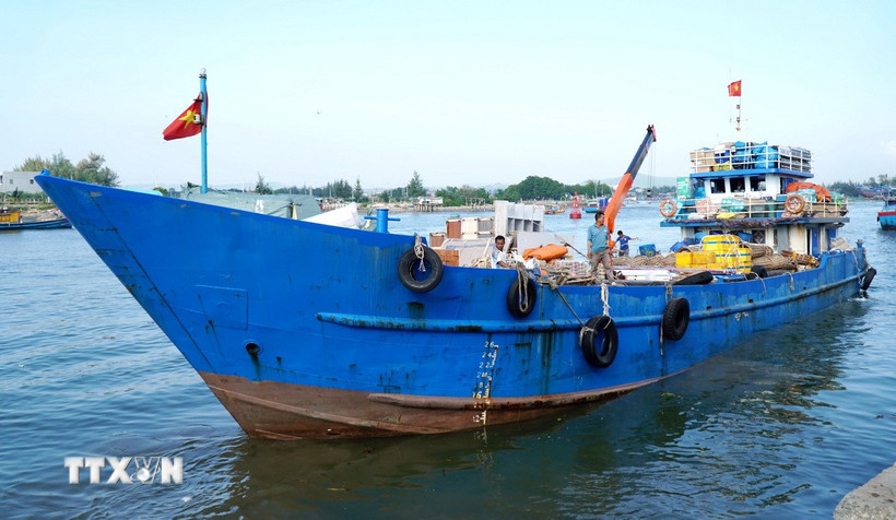 Tàu vận tải rời cảng Sa Kỳ chở hàng hóa ra đặc khu Lý Sơn phục vụ thị trường Tết. (Ảnh: Lê Phước Ngọc/TTXVN)