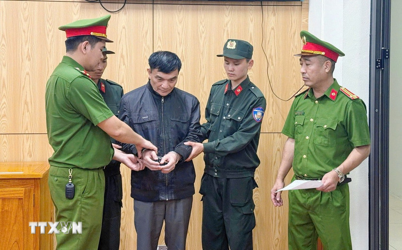 Cơ quan Cảnh sát điều tra Công an tỉnh Phú Thọ ra Lệnh giữ người trong trường hợp khẩn cấp và Quyết định tạm giữ hình sự đối với Lý Công Sinh (sinh năm 1960, trú tại phường Xuân Hoà, tỉnh Phú Thọ). (Ảnh: TTXVN phát)