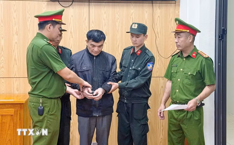 Cơ quan Cảnh sát điều tra Công an tỉnh Phú Thọ ra Lệnh giữ người trong trường hợp khẩn cấp và Quyết định tạm giữ hình sự đối với Lý Công Sinh (sinh năm 1960, trú tại phường Xuân Hòa, tỉnh Phú Thọ). (Ảnh: TTXVN phát)