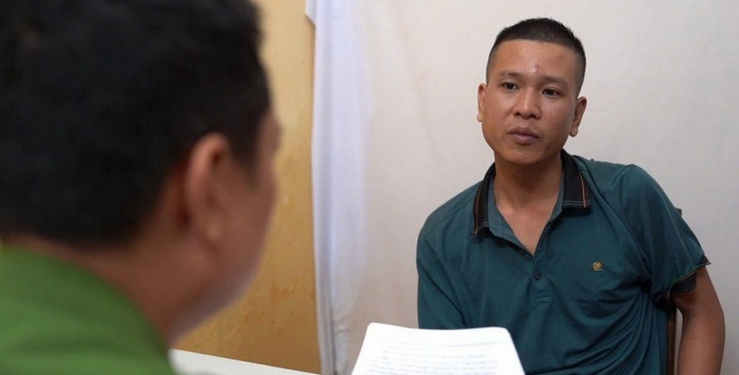 Đối tượng Lê Đức Hạnh tại cơ quan điều tra. (Ảnh: Báo Nhân dân)