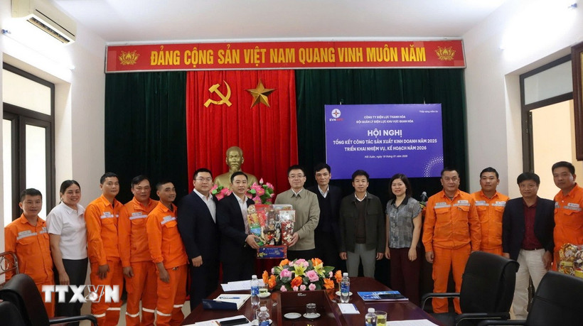 Công đoàn Công ty Điện lực Thanh Hóa chăm lo, thăm hỏi, động viên người lao động cuối năm. (Ảnh: TTXVN phát)