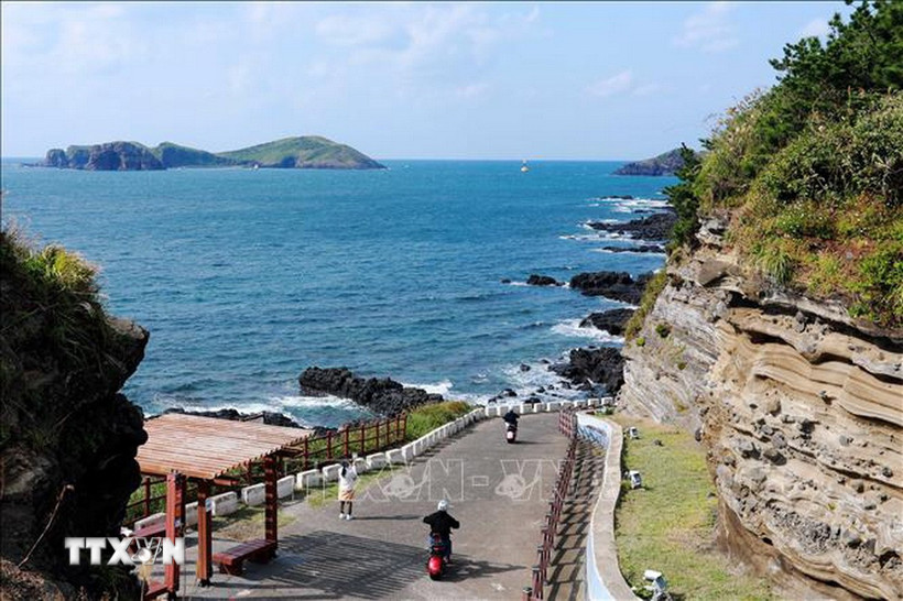 Đường mòn Suwonbong trên đảo Jeju. (Ảnh: Anh Nguyên/TTXVN)