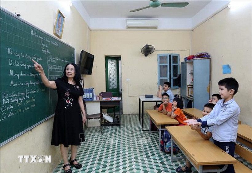 Cô và trò Trường PTCS Dân lập dạy trẻ câm điếc Hà Nội. (Ảnh: Hoàng Hiếu/TTXVN)