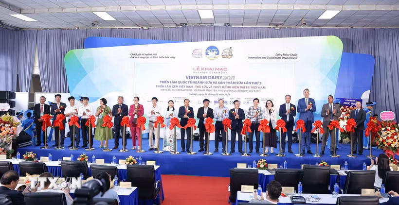 Đại biểu trong nước, quốc tế cùng cắt băng khai mạc triển lãm. (Ảnh: Thanh Tùng/TTXVN)