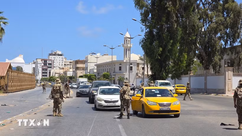 Lực lượng an ninh Libya tuần tra tại thủ đô Tripoli, ngày 13/5/2025. (Ảnh: THX/TTXVN).