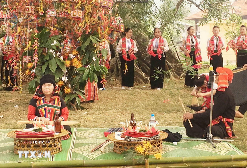 Nghi lễ cầu may mắn tại Lễ hội Hết Chá. (Ảnh: Nguyễn Cường/TTXVN).