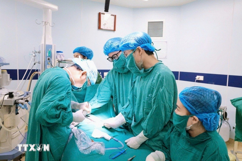 Các bác sỹ Bệnh viện Sản Nhi tỉnh Phú Thọ thực hiện phẫu thuật tạo hình cho bệnh nhân nhi. (Ảnh: PV/TTXVN)