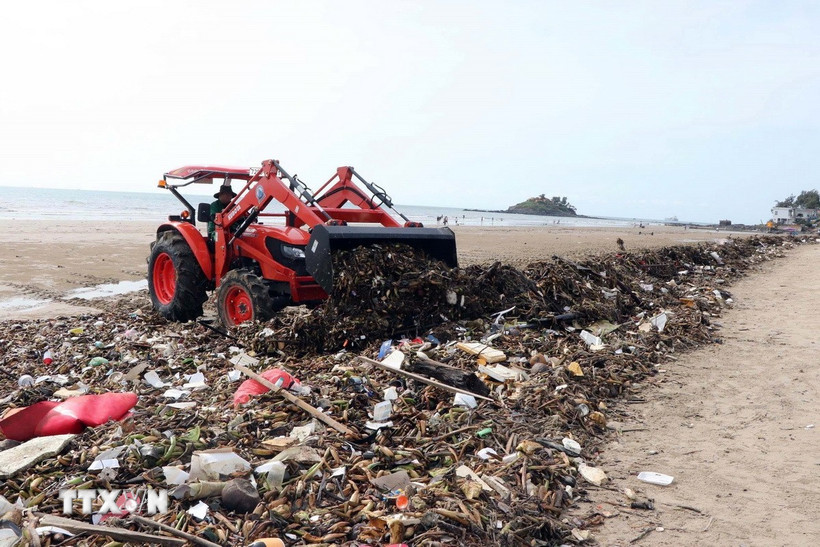 Công ty Cổ phần Dịch vụ môi trường và Công trình đô thị Vũng Tàu (Vesco) thu gom rác thải đại dương. (Ảnh: Đoàn Mạnh Dương/TTXVN)