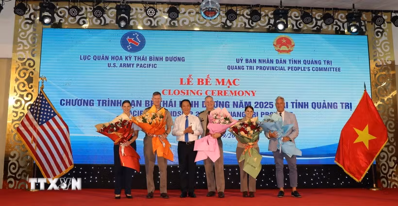 Lãnh đạo tỉnh Quảng Trị tặng hoa cho các đối tác của Chương trình Bạn bè Thái Bình Dương 2025. (Ảnh. Tường Vi/TTXVN)