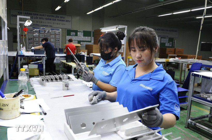 Công nhân tại Khu Công nghiệp Phố Nối A hăng say sản xuất. (Ảnh Mạnh Khánh/TTXVN)