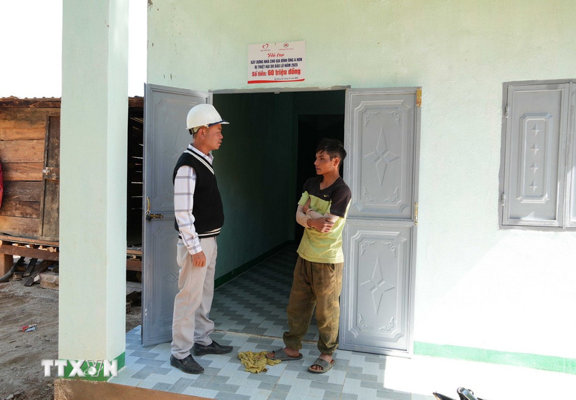 Chính quyền xã Măng Ri thăm hỏi gia đình anh A Hon (sinh năm 1990, trú tại thôn Lộc Bông) được nhận căn nhà mới trong Chiến dịch Quang Trung. (Ảnh: Dư Toán/TTXVN)