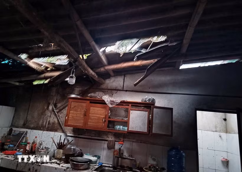 Một nhà dân ở xã Phú Lương bị hư hại do dông lốc kèm mưa đá gây ra. (Ảnh: TTXVN phát)
