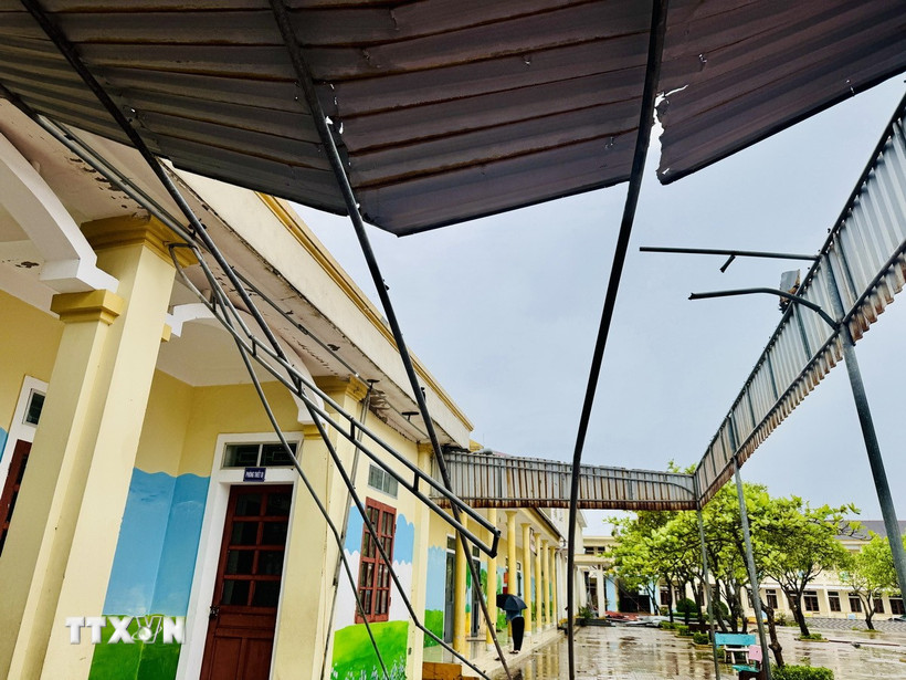 Trường học ở xã Đồng Tiến bị tốc mái hư hỏng. (Ảnh: Hoàng Ngà/TTXVN)